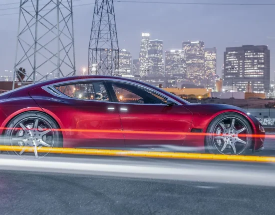 Une Batterie Chargeable en Une Minute: Un Concurrent Sérieux pour Tesla dans la Course aux Voitures Écologiques de Demain