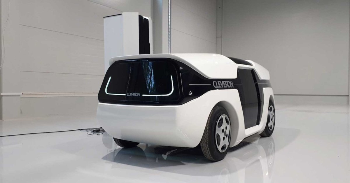 Une Voiture Autonome Équipée d'un Bras Robotisé Pliable pour Livrer des Colis