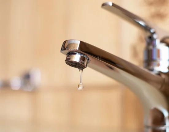Votre chauffe-eau obsolète pourrait vous coûter 1 100 $ par an : découvrez comment réduire votre facture de plus de 750 $.