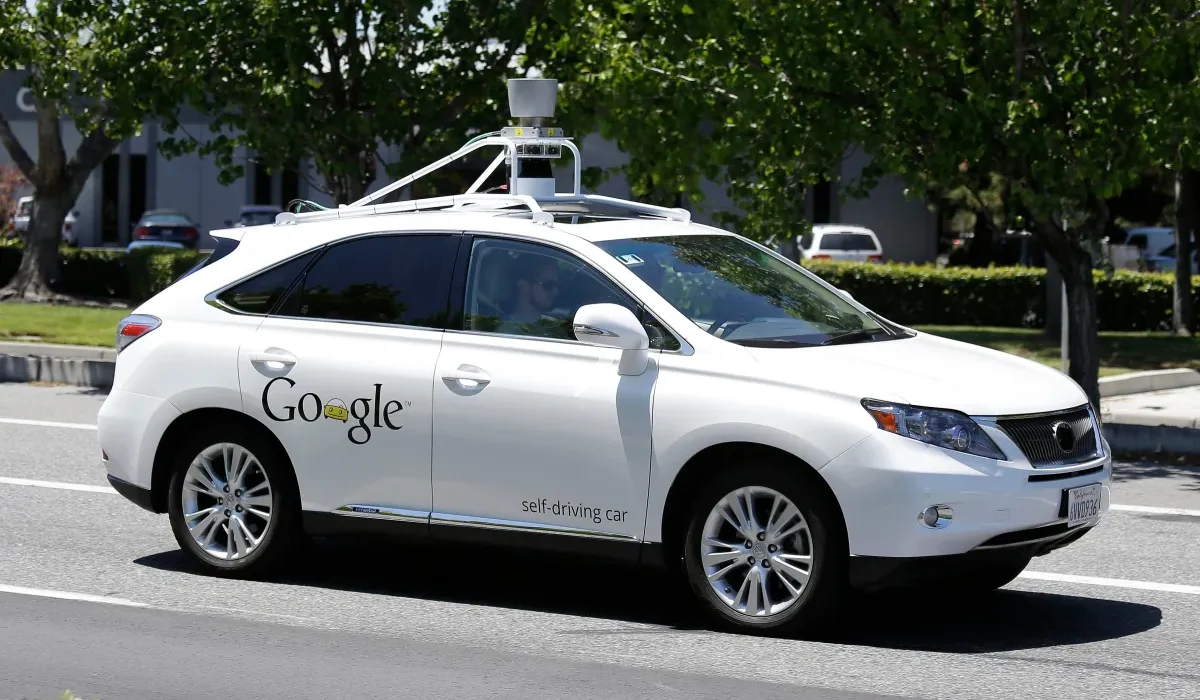 Accident Impliquant une Voiture Autonome de Google Fait Trois Blessés parmi les Employés.