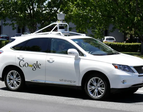 Accident Impliquant une Voiture Autonome de Google Fait Trois Blessés parmi les Employés.