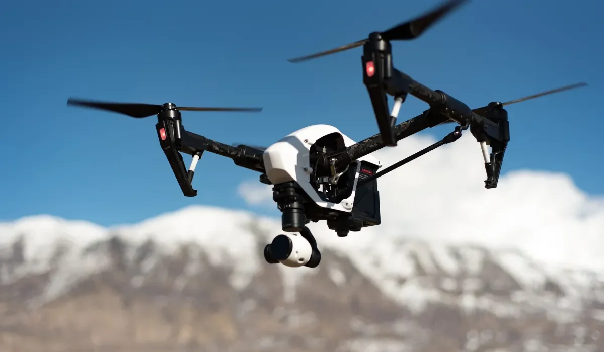 Amazon envisage d'utiliser des drones pour recharger les batteries des véhicules électriques.