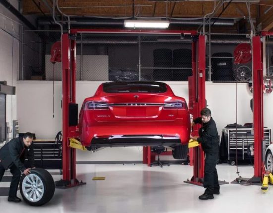 Bientôt, Réparez Votre Tesla Vous-Même !