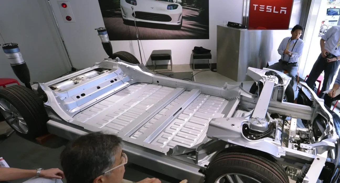 Découverte surprenante lors de l'analyse d'une batterie Tesla : les chercheurs déconcertés