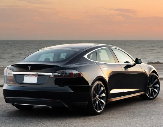 Découvrez la Nouvelle Fonctionnalité de Tesla : Les Voitures qui Répondent à Votre Appel.