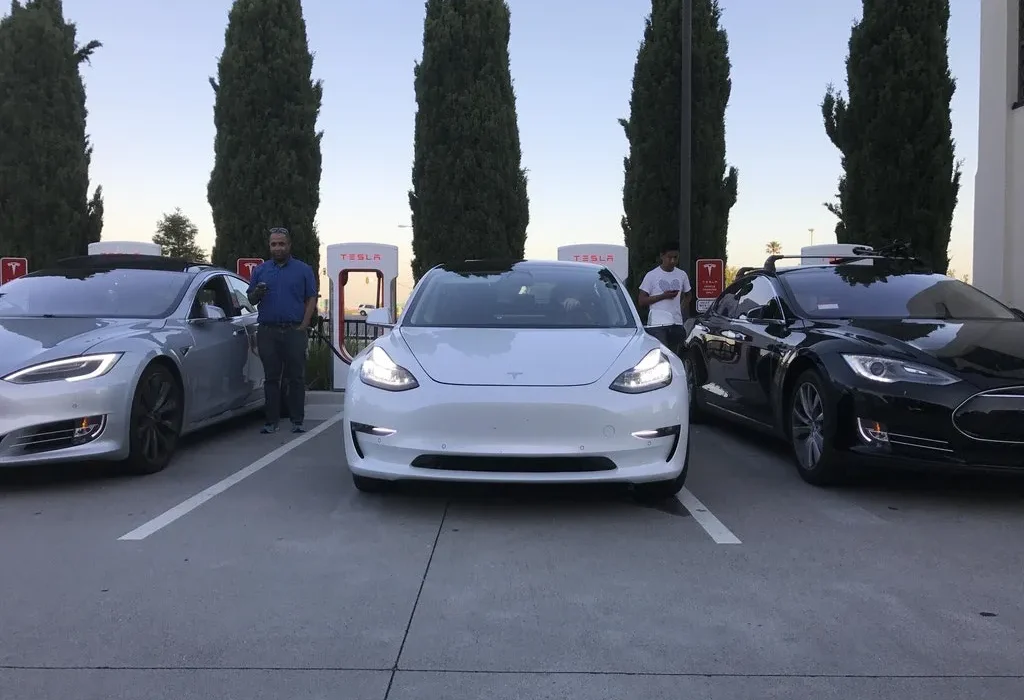 Découvrez les Photos Fuites du Tesla Model 3 : L'EV le Plus Attendu de la Décennie