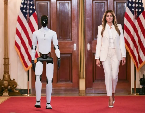 Des Images Surréalistes de Melania Trump Entrant au Sommet de la Maison Blanche aux Côtés d'un Robot Humanoïde