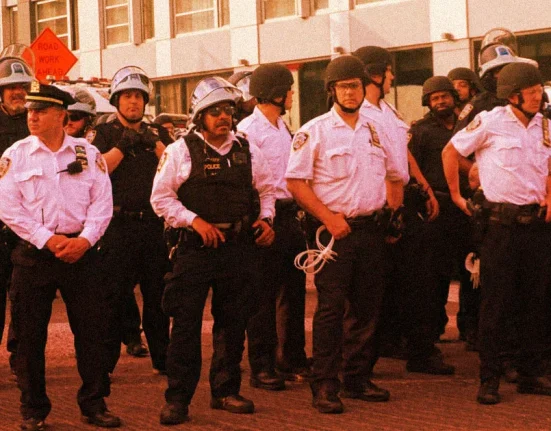 Des Photos de Policiers Sans Masque : Une Réflexion Visuelle