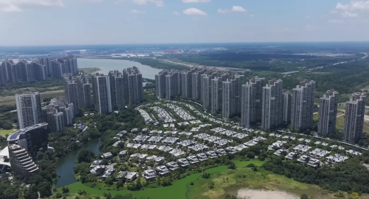 Des Voyageurs Filment Leur Exploration d'une Ville Utopique de 100 Milliards de Dollars : 'Des Découvertes Surprenantes'