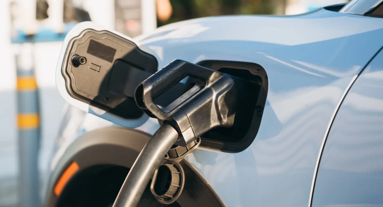 Des chercheurs allemands réalisent une avancée majeure pour réduire les temps de charge des véhicules électriques : 'Rendre les voitures électriques plus pratiques au quotidien'.
