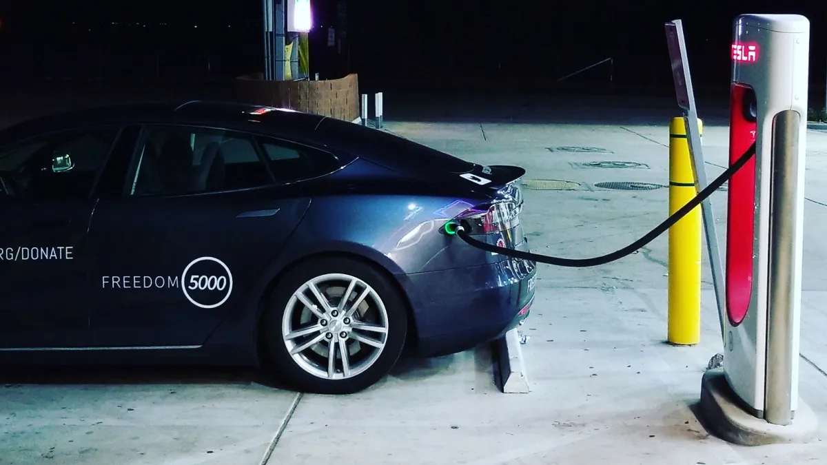 Deux Hommes Traversent les États-Unis en Tesla Model S en un Temps Record de 52 Heures.