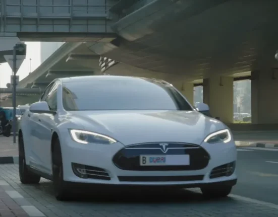 Dubaï Lance un Service de Taxis Autonomes avec 50 Véhicules Tesla