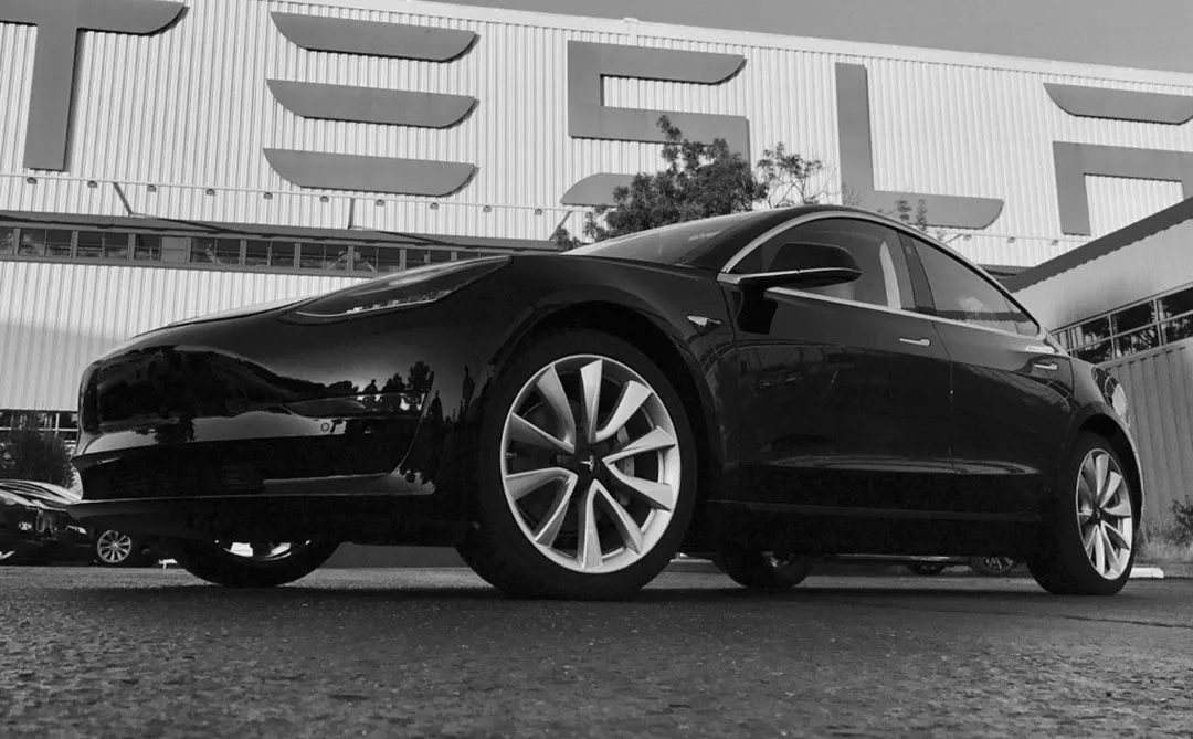 Elon Musk dévoile les premières images de la Tesla Model 3.