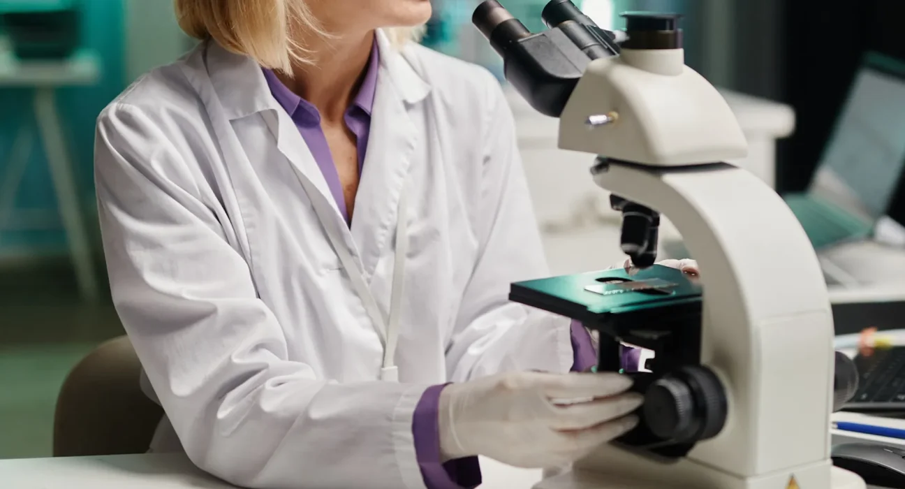 Étudiant en biochimie révolutionne l'emballage avec une solution sans plastique à base d'algues.
