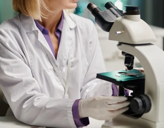 Étudiant en biochimie révolutionne l'emballage avec une solution sans plastique à base d'algues.