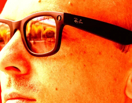 Homme Surprise en Train d'Utiliser des Lunettes Connectées pour Obtenir des Conseils Lors d'un Contre-interrogatoire au Tribunal