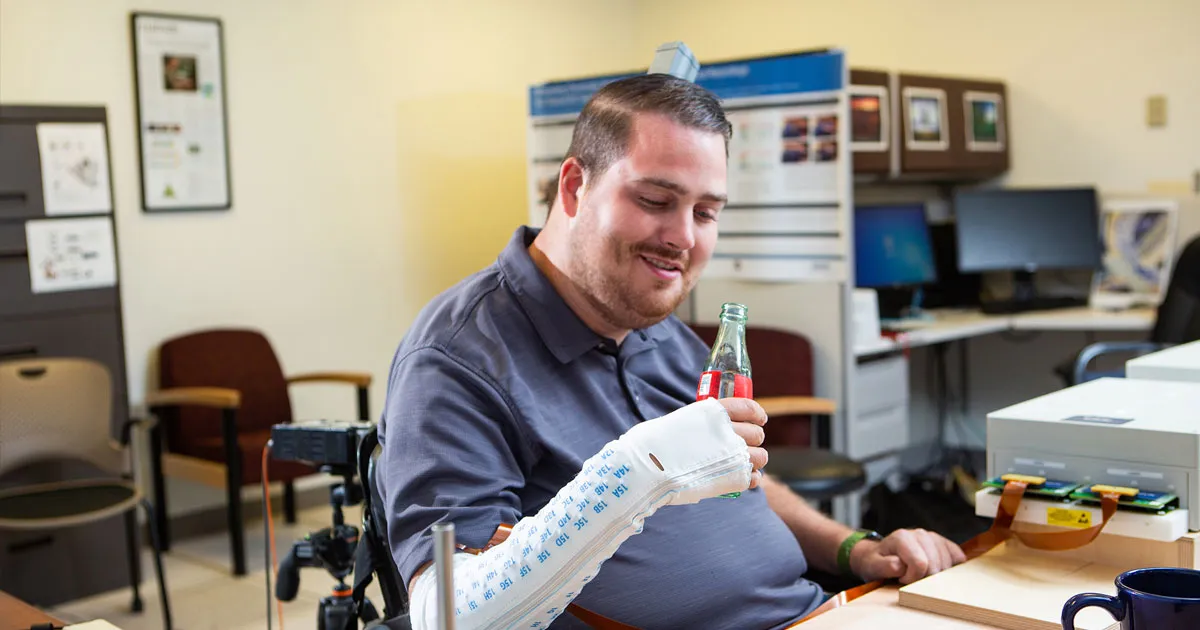 Implant Cérébral Innovant Restaure Mobilité et Sensations chez un Homme Paralysé
