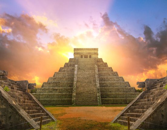 Indices Cachés : Contre la Théorie Établie sur l'Effondrement de la Civilisation Maya.