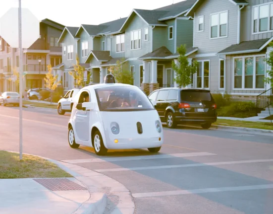 « Intel et Waymo S'associent pour Lancer des Véhicules Autonomes Complets »