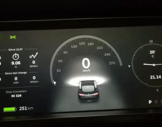 L’Autopilot autoroutier de la Tesla Model S sera disponible le 15 octobre.