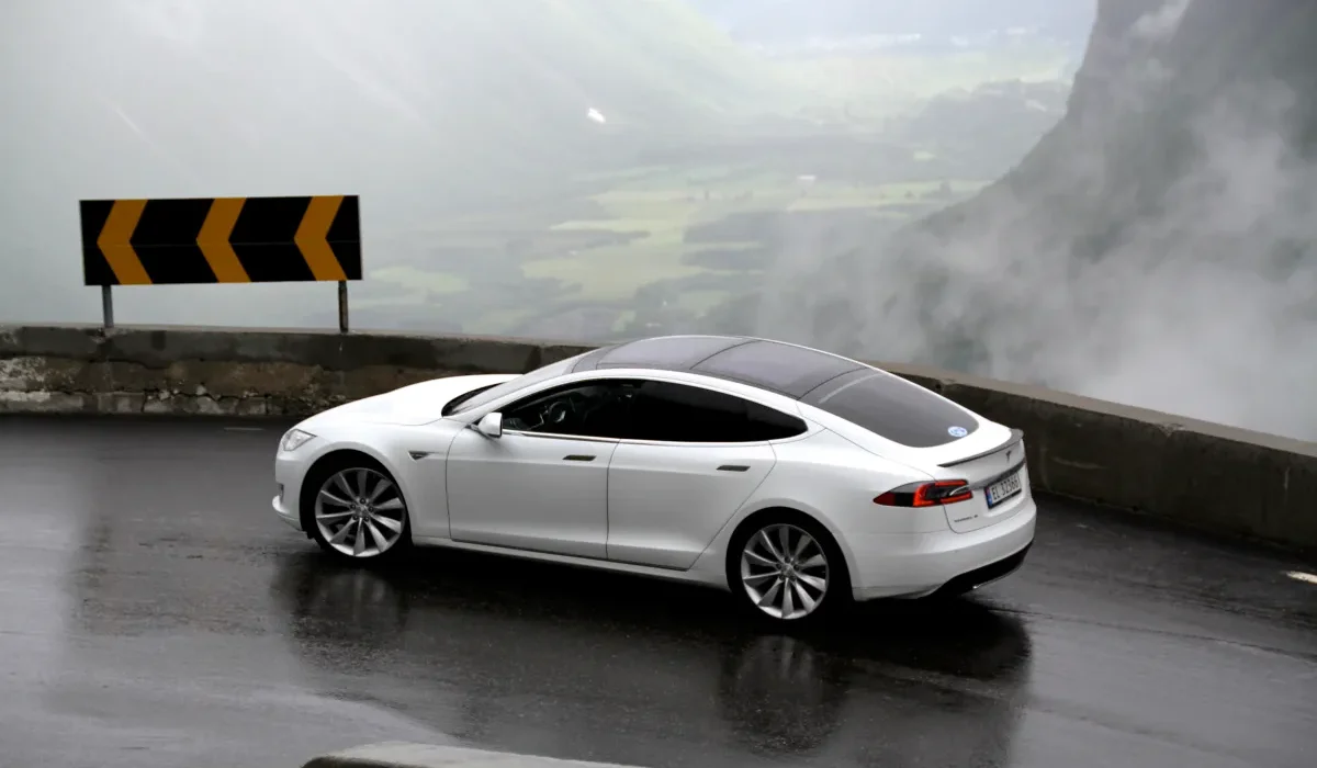 L'Autopilot de Tesla : Une Amélioration Continue et Autonome