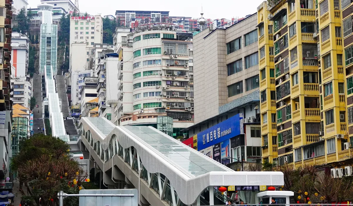 La Chine a construit l’escalier roulant extérieur le plus grand du monde : un chef-d'œuvre moderne qui semble monter vers le ciel sans fin.