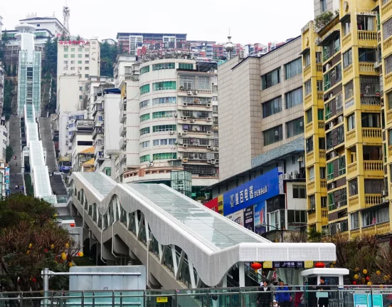 La Chine a construit l’escalier roulant extérieur le plus grand du monde : un chef-d'œuvre moderne qui semble monter vers le ciel sans fin.