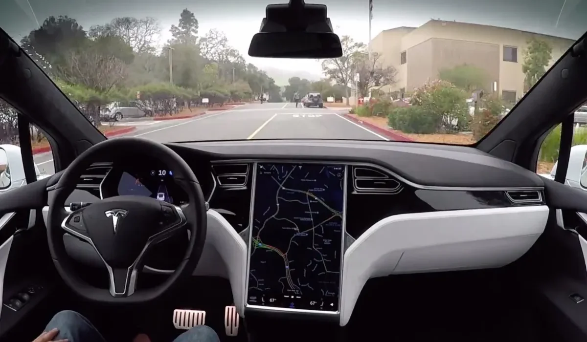Lancement du Nouvel Autopilot de Tesla le Week-end Prochain