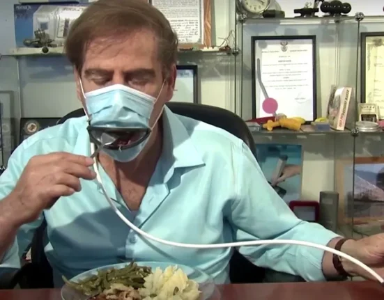 Masque Étrange avec Bouche en Style "Pac-Man"