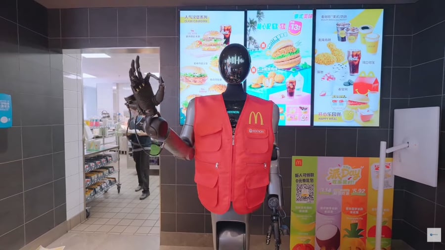 McDonald's Présente un Robot Humanoïde : Une Attraction Irrésistible pour les Clients