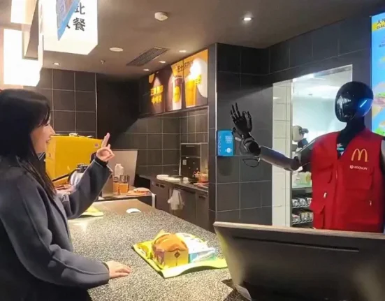 McDonald's à Shanghai : Pas de Robots Humanoïdes au Service !