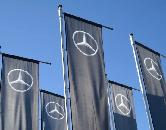 Mercedes-Benz dévoile la nouvelle 'Grand Limousine' entièrement électrique avec une autonomie de plus de 640 km.