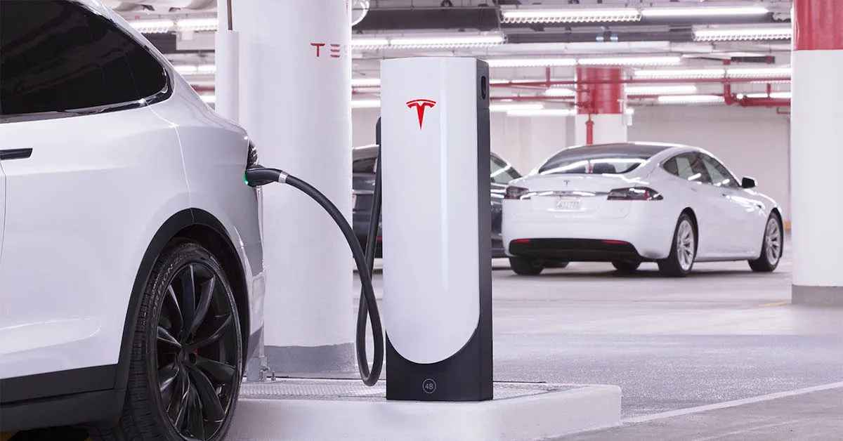 Première Édition : Tesla Révèle Ses Stations Superchargeurs Urbaines.
