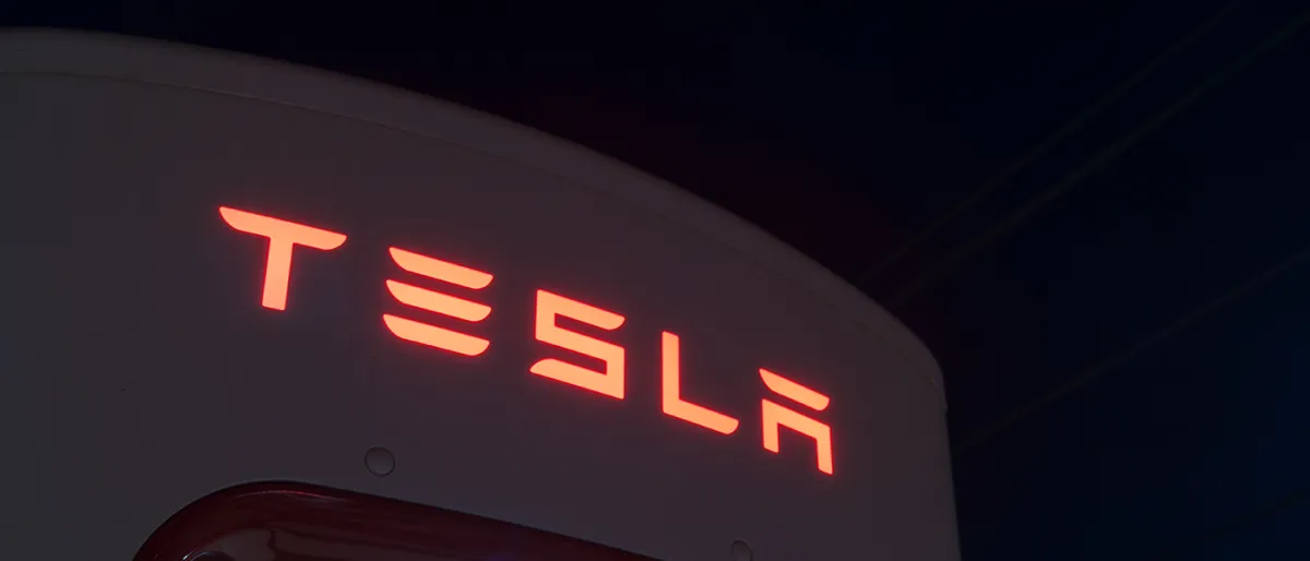 Tesla Dépasse GM pour Devenir le Constructeur Automobile le Plus Valorisé aux États-Unis.