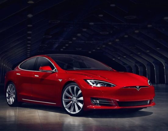 Tesla Dévoile le Nouveau Modèle S : Résistance aux Attaques Biologiques.