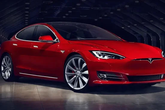 Tesla Établit un Nouveau Record Mondial Éblouissant