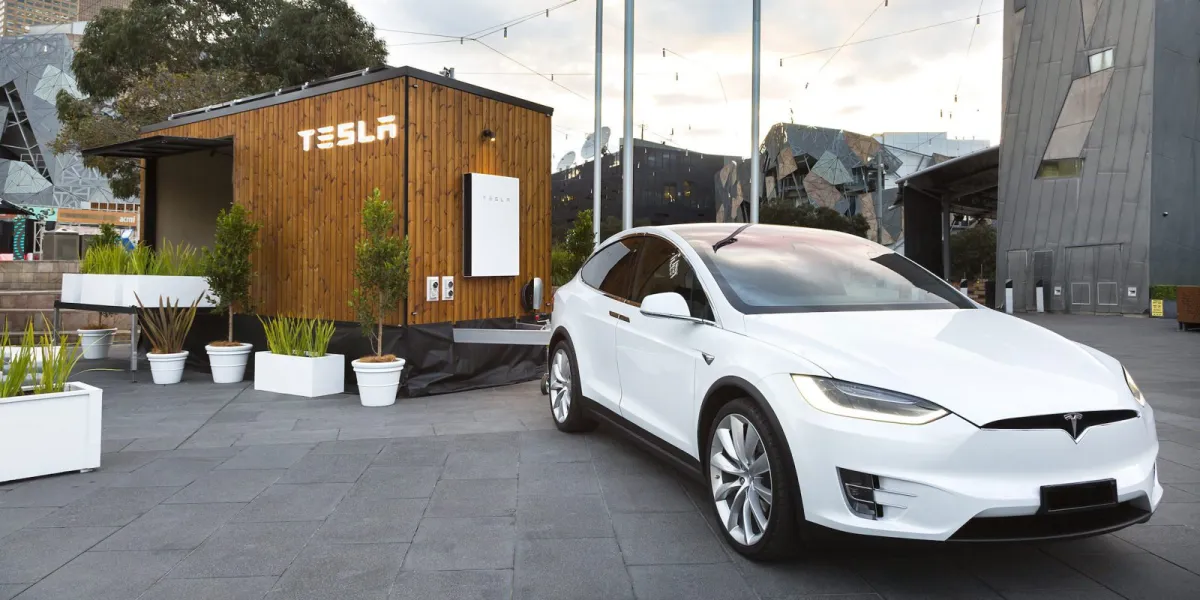 Tesla Révolutionne l'Habitat avec une Micro-Maison Futuriste