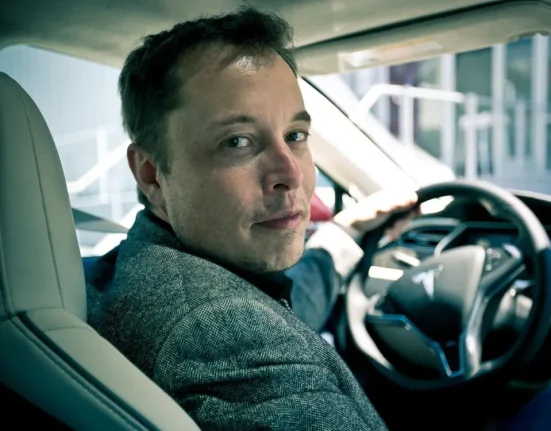 Tesla aux Constructeurs Automobiles : Améliorez-vous pour Atteindre Zéro Émission