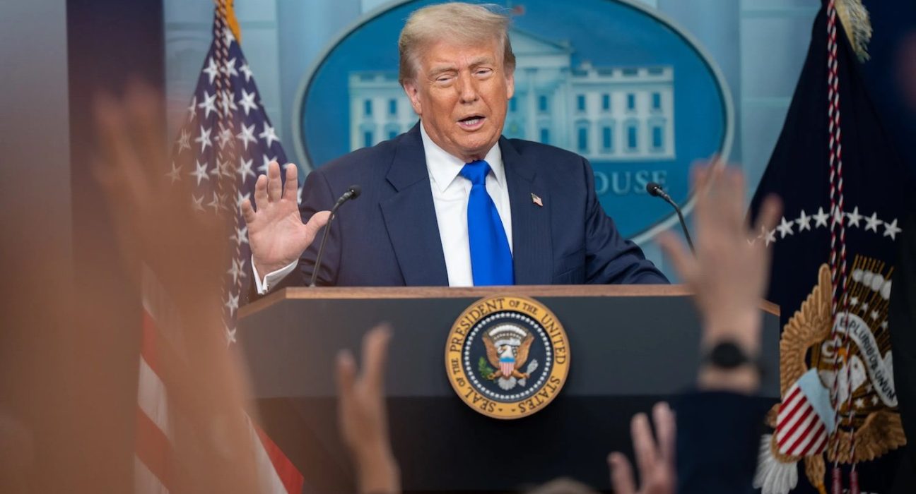 Trump Publie un Plan Fédéral sur l'IA pour Redéfinir la Politique Technologique Américaines