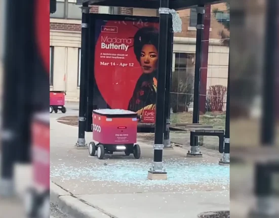 Un Étrange Coincidence : Deux Robots de Livraison Franchissent des Vitres de Abribus à Chicago en Moins d’une Semaine.