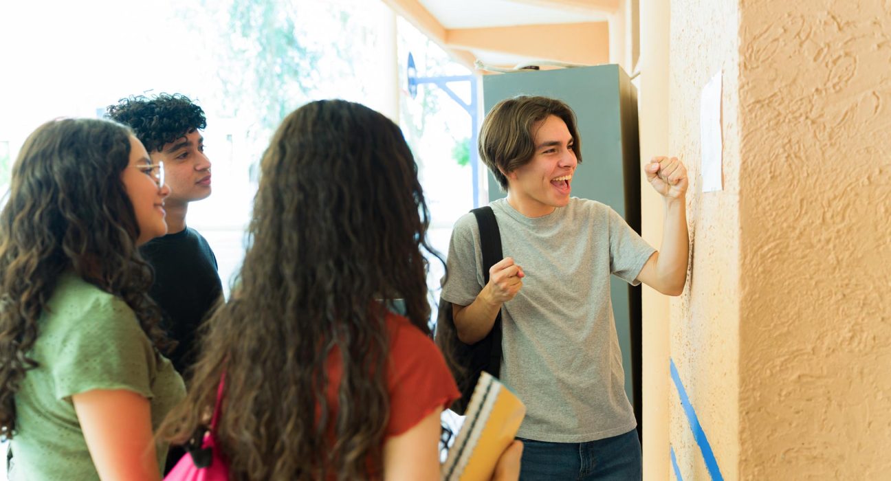 Un Horaire Scolaire Adapté : Favoriser le Sommeil, la Santé et les Résultats Scolaires des Adolescents