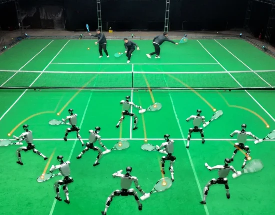 Un Humanoïde Surprenant : Étonnant Match de Tennis !