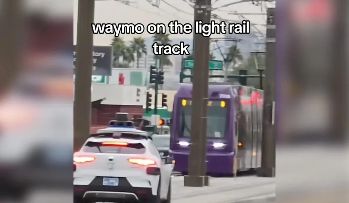 Un Passager Saut Du Waymo Juste Devant Un Train Approchant