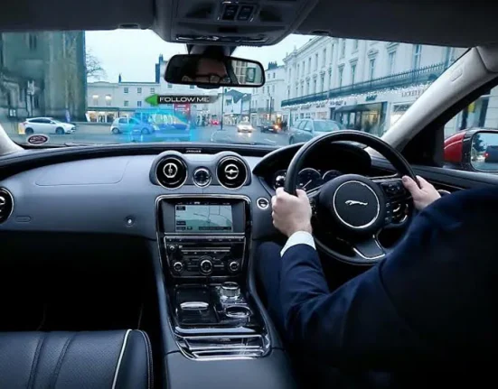 Un Système de Navigation Innovant Affiche une Voiture Fantôme à Suivre pour le Conducteur
