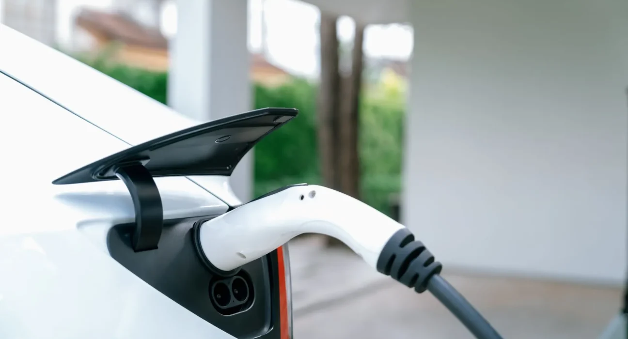 Un conducteur de Tesla suscite un débat en ligne avec une alternative 'économique' pour recharger son VE : 'La facture d'électricité va exploser'