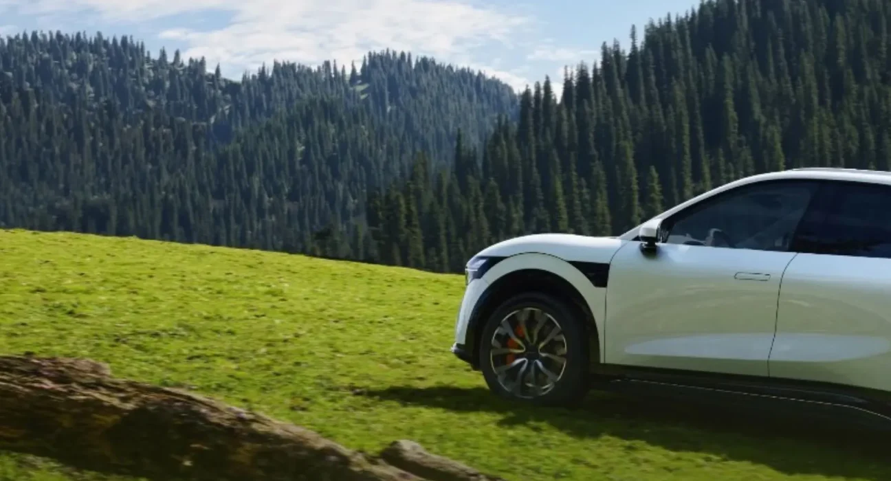 Un constructeur automobile chinois dévoile un modèle révolutionnaire capable de rivaliser avec Tesla : 'Exceptionnel dans presque tous les domaines'