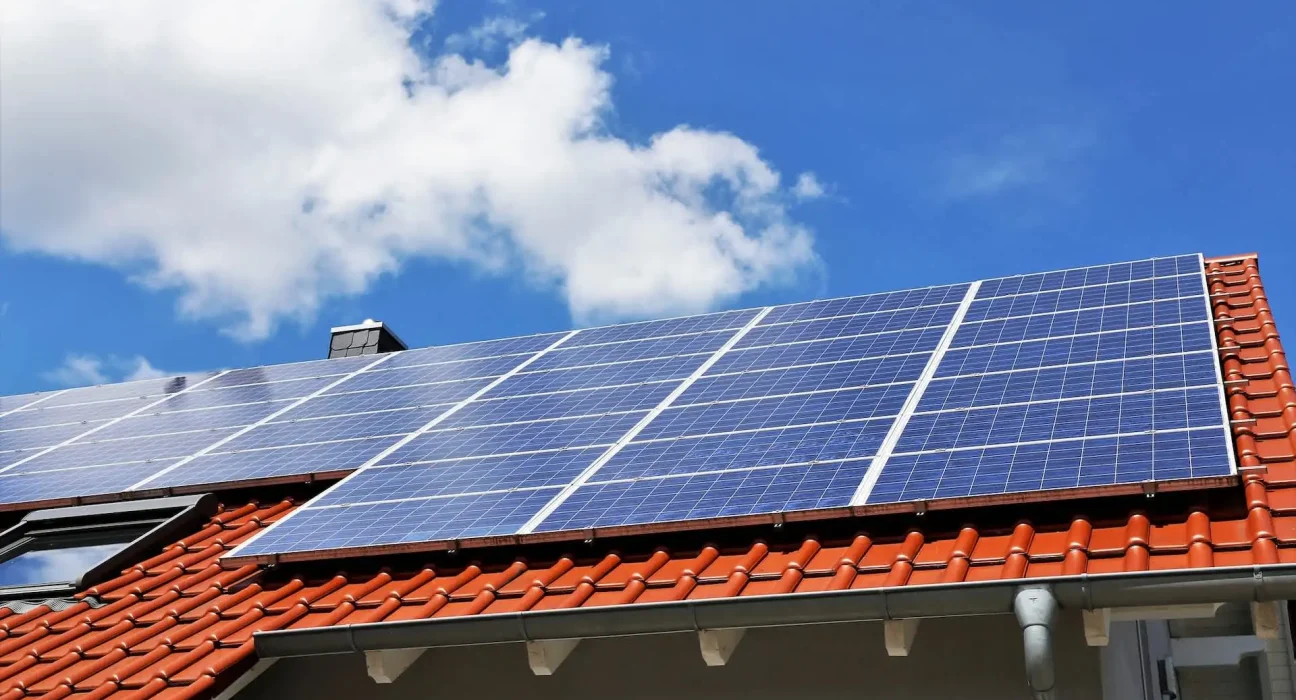 Un expert en technologie déboulonne le mythe du solaire : 'Ce panneau ne génère pas d'électricité gratuitement'