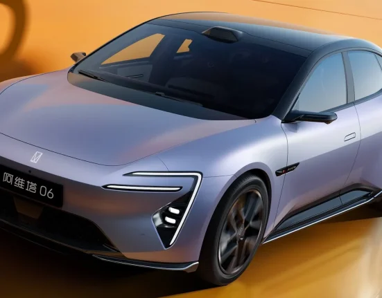 Un nouveau modèle électrique révolutionnaire d'un constructeur chinois qui pourrait bouleverser le marché face à Tesla : 'Je suis enthousiaste'
