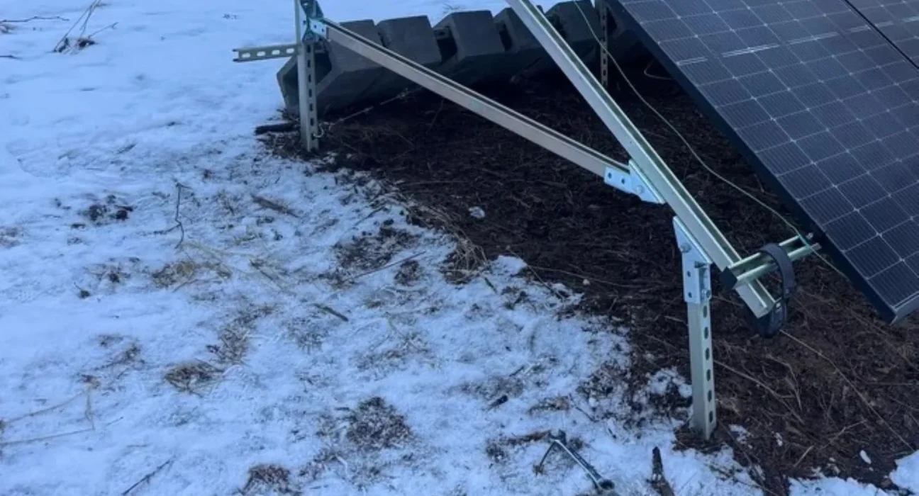 Un propriétaire attire l'attention en dévoilant son installation solaire DIY en pleine nature alaskienne : 'J'ai optimisé ce système pour le soleil d'été'.
