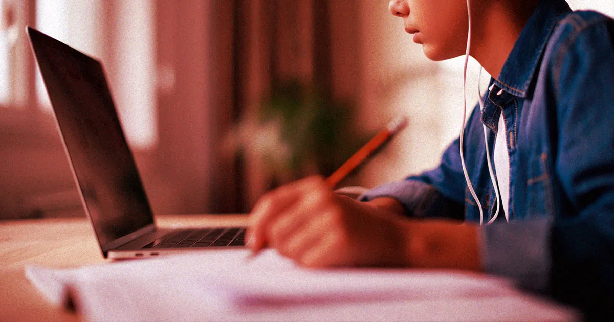 Une Mère Pousse Son Adolescent à Soumettre un Essai Rédigé avec ChatGPT